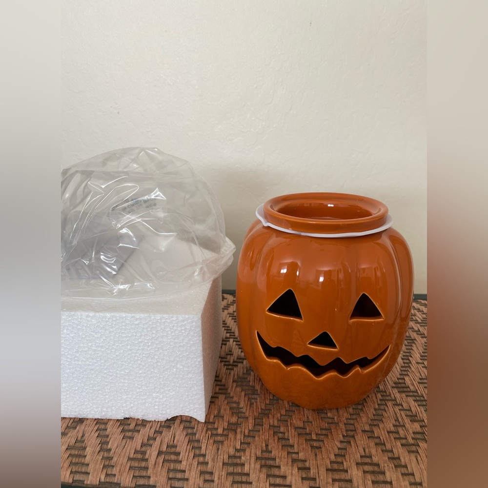 New still in box wax warmer . Never used . Smoke free home .